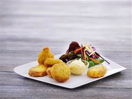 poulet - Chicken nuggets with mayonnaise and salad Stock Photo - Premium Royalty-Free, Code: 659-07958916