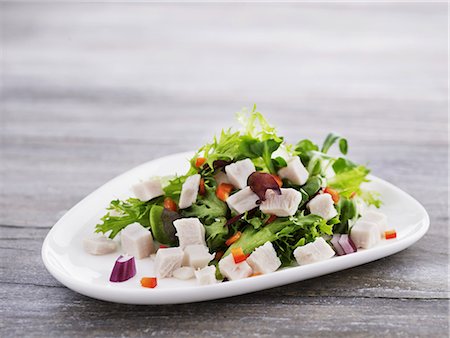 Mixed leaf salad with chicken, onions and peppers Stockbilder - Premium RF Lizenzfrei, Bildnummer: 659-07958913
