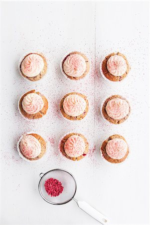 simsearch:659-07958925,k - Raspberry and almond muffins decorated with buttercream and dried raspberry powder Stock Photo - Premium Royalty-Free, Code: 659-07958924