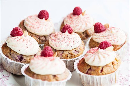 simsearch:659-06900822,k - Raspberry and almond muffins decorated with buttercream and dried raspberry powder Foto de stock - Sin royalties Premium, Código: 659-07958925