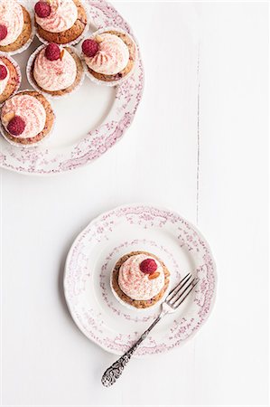 simsearch:659-08419439,k - Raspberry and almond muffins decorated with buttercream and dried raspberry powder Stock Photo - Premium Royalty-Free, Code: 659-07958926