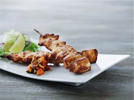 skewered meat - Chicken skewers with relish and salad Foto de stock - Sin royalties Premium, Código: 659-07958922