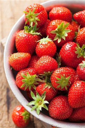 simsearch:659-06152167,k - A bowl of fresh strawberries (close-up) Stock Photo - Premium Royalty-Free, Code: 659-07958959