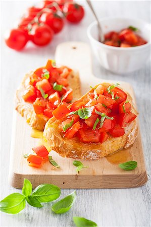 Bruschetta with cherry tomatoes and basil Photographie de stock - Premium Libres de Droits, Code: 659-07958961