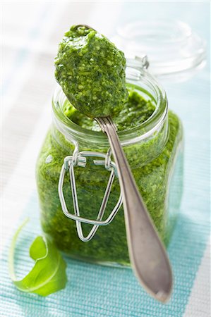Rocket pesto in a jar and on a spoon Stockbilder - Premium RF Lizenzfrei, Bildnummer: 659-07958963