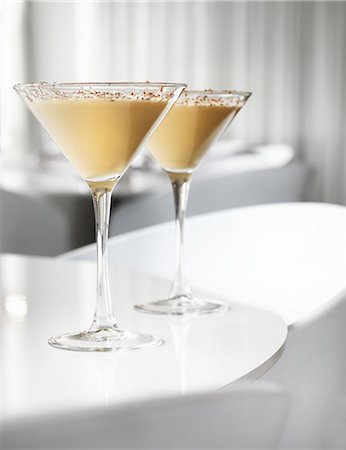 simsearch:659-07958983,k - White Russians (cocktail made with vodka, cream and coffee liqueur) Foto de stock - Sin royalties Premium, Código: 659-07958984