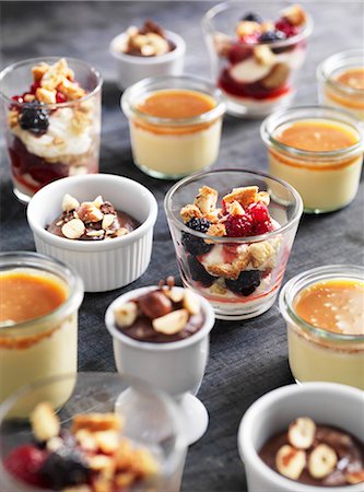 frühstücksbüffet - Chocolate cream, crème caramel and vanilla cream with berries and biscuit crumbs Stockbilder - Premium RF Lizenzfrei, Bildnummer: 659-07958988
