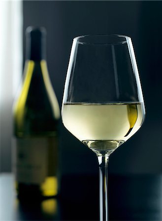 A glass and a bottle of white wine Foto de stock - Sin royalties Premium, Código: 659-07958983