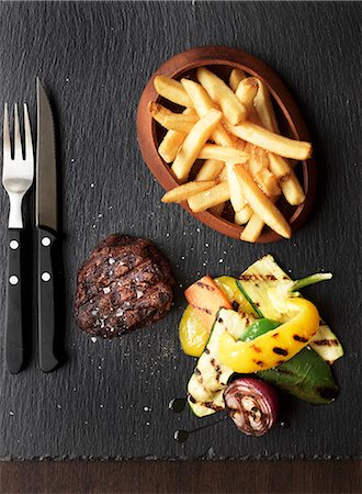 Grilled beef steak with chips and grilled vegetables Photographie de stock - Premium Libres de Droits, Code: 659-07958998