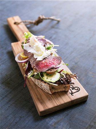 sandwich - Roast beef sandwich Photographie de stock - Premium Libres de Droits, Code: 659-07958992