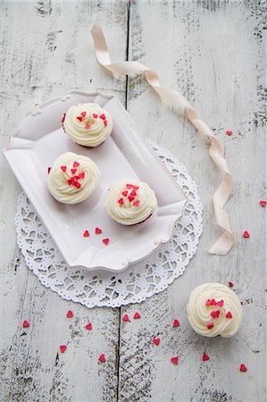 Red Velvet cupcakes with sugar hearts Stock Photo - Premium Royalty-Free, Code: 659-07959006