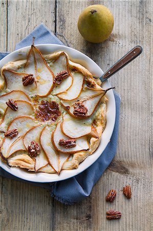 simsearch:659-07068899,k - Puff pastry tart with pears, blue cheese and pecan nuts Photographie de stock - Premium Libres de Droits, Code: 659-07959002