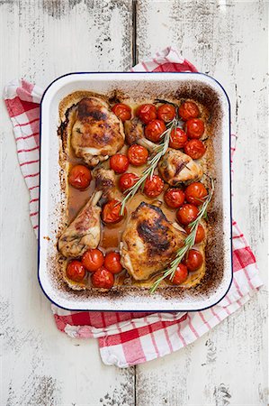 fotografie - Roast chicken with rosemary and tomatoes Stockbilder - Premium RF Lizenzfrei, Bildnummer: 659-07959003