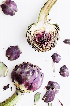 simsearch:659-06184393,k - Artichokes and individual artichoke leaves (seen from above) Foto de stock - Sin royalties Premium, Código: 659-07959016