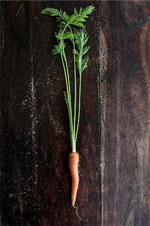 simsearch:659-07959786,k - A single carrot on a wooden surface Photographie de stock - Premium Libres de Droits, Code: 659-07959019