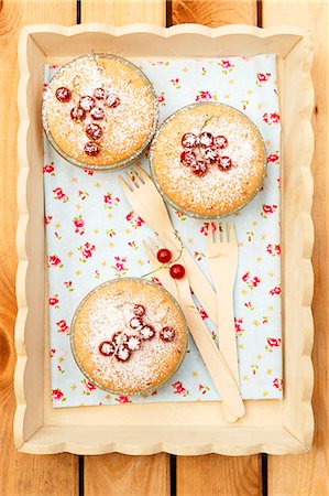 simsearch:659-08419479,k - Mini cakes with redcurrants and icing sugar on a wooden tray Foto de stock - Sin royalties Premium, Código: 659-07959028