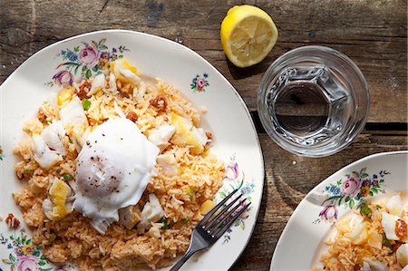 simsearch:659-06494750,k - Smoked cod and chorizo kedgeree with a poached egg Fotografie stock - Premium Royalty-Free, Codice: 659-07959023