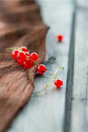 simsearch:659-07959102,k - Redcurrants on a brown cloth Stock Photo - Premium Royalty-Free, Code: 659-07959034