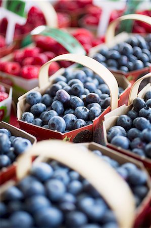 sold - Blueberries and raspberries in cardboard punnets at a market Stock Photo - Premium Royalty-Free, Code: 659-07959037
