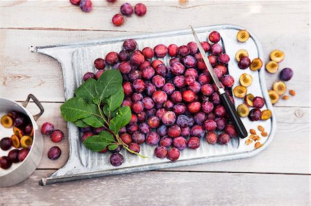 prunus domestica - Freshly harvested damsons on an old washboard on a wooden table Foto de stock - Sin royalties Premium, Código: 659-07959032