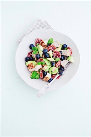 Chicken salad with avocado and blueberries Photographie de stock - Premium Libres de Droits, Code: 659-07959058