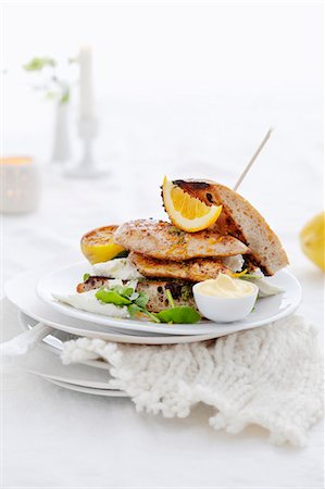 sandwich - Chicken sandwich with lemon and mayonnaise Photographie de stock - Premium Libres de Droits, Code: 659-07959077