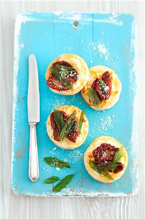 simsearch:659-08905279,k - Puff pastry tartlets with dried tomatoes and sage Photographie de stock - Premium Libres de Droits, Code: 659-07959087