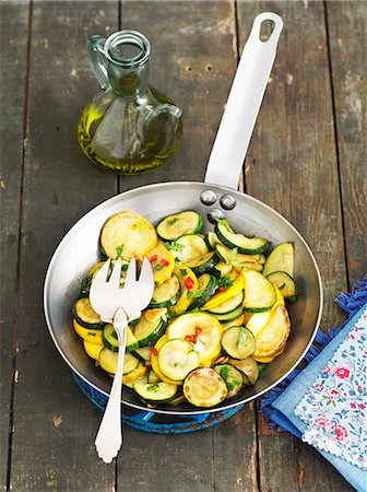 squash recipe - Fried courgettes with chillis Photographie de stock - Premium Libres de Droits, Code: 659-07959095