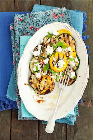 Grilled courgettes with feta, mint and a balsamic dressing Foto de stock - Sin royalties Premium, Código: 659-07959099