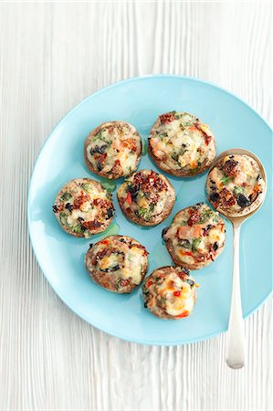 simsearch:659-08940489,k - Mushrooms stuffed with dried tomatoes, mozzarella and herbs Stockbilder - Premium RF Lizenzfrei, Bildnummer: 659-07959091