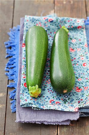 simsearch:659-06155811,k - Two courgettes on a floral-patterned cloth Stock Photo - Premium Royalty-Free, Code: 659-07959092