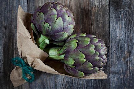 Two artichokes on a wooden table Stock Photo - Premium Royalty-Free, Code: 659-07959107
