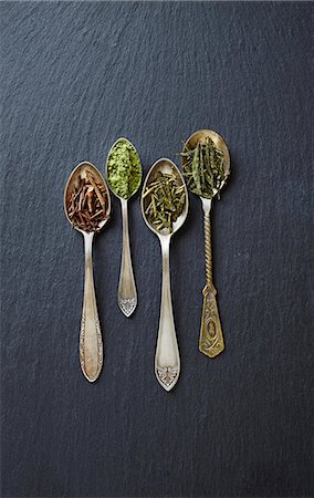 studio shot - Various types of green tea on spoons Photographie de stock - Premium Libres de Droits, Code: 659-07959115