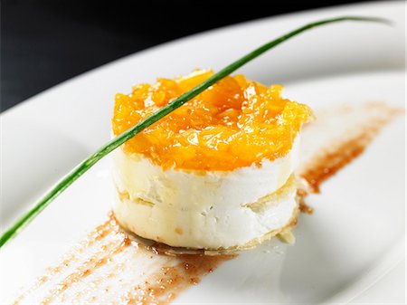 A goat's cheese tartlet with mango chutney Photographie de stock - Premium Libres de Droits, Code: 659-07959119