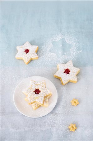 powdered sugar - Jam-filled star biscuits Stock Photo - Premium Royalty-Free, Code: 659-07959125