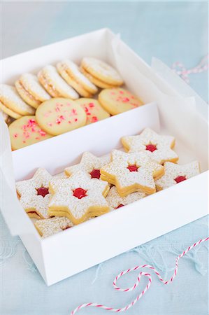 foto de estudio - Various Christmas biscuits in a gift box Foto de stock - Sin royalties Premium, Código: 659-07959121