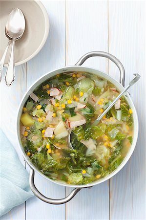 soup top view - Savoy cabbage soup with potatoes, ham and sweetcorn Photographie de stock - Premium Libres de Droits, Code: 659-07959137