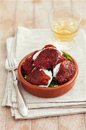 simsearch:659-06903651,k - Dried tomatoes filled with cream cheese Photographie de stock - Premium Libres de Droits, Code: 659-07959148