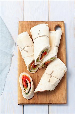 simsearch:659-07609833,k - Ham, cheese and tomato wraps Photographie de stock - Premium Libres de Droits, Code: 659-07959140