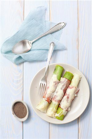 simsearch:659-08939939,k - Baked leek wrapped in ham with sour cream Photographie de stock - Premium Libres de Droits, Code: 659-07959141