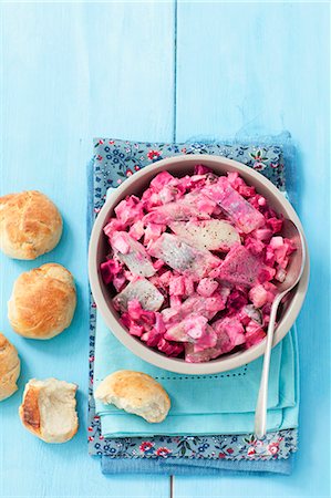 simsearch:659-08902404,k - Herring salad with beetroot and egg served with homemade bread rolls Foto de stock - Sin royalties Premium, Código: 659-07959142