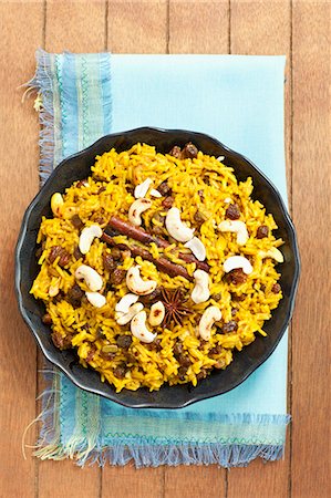 Spicy rice with raisins and cashew nuts Stockbilder - Premium RF Lizenzfrei, Bildnummer: 659-07959168