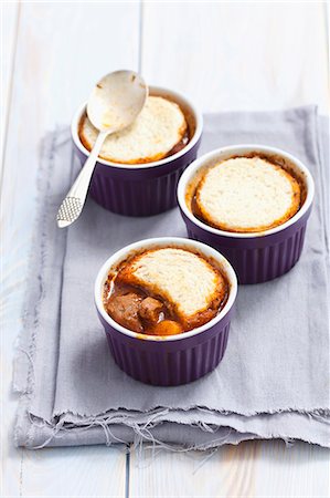 simsearch:659-06903479,k - Beef goulash topped with toast Photographie de stock - Premium Libres de Droits, Code: 659-07959176