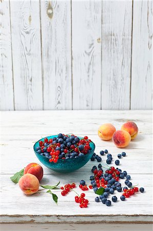 fruit still life - An arrangement of blueberries, redcurrants and peaches Foto de stock - Sin royalties Premium, Código: 659-07959171