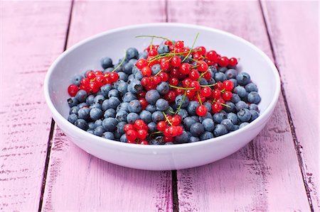 simsearch:659-07958234,k - A bowl of redcurrants and blueberries Stock Photo - Premium Royalty-Free, Code: 659-07959173