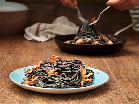 Squid spaghetti with octopus Photographie de stock - Premium Libres de Droits, Code: 659-07959191