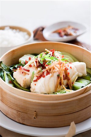 simsearch:659-06152995,k - Steamed fish on a bed of bok choy with ginger and chilli Photographie de stock - Premium Libres de Droits, Code: 659-07959210