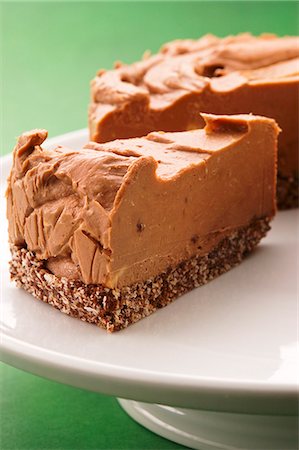 simsearch:659-07598181,k - Chocolate and peanut butter cheesecake Photographie de stock - Premium Libres de Droits, Code: 659-07959220