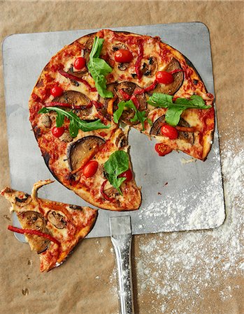 simsearch:659-07597180,k - Vegetable pizza with tomatoes, aubergines and rocket, sliced Stock Photo - Premium Royalty-Free, Code: 659-07959236