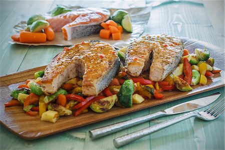 simsearch:659-07069678,k - Roasted salmon on a bed of mixed vegetables Photographie de stock - Premium Libres de Droits, Code: 659-07959245